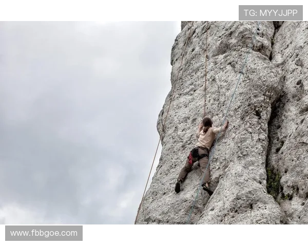 攀岩运动中初学者常见错误及改进方法全面解析与安全提示