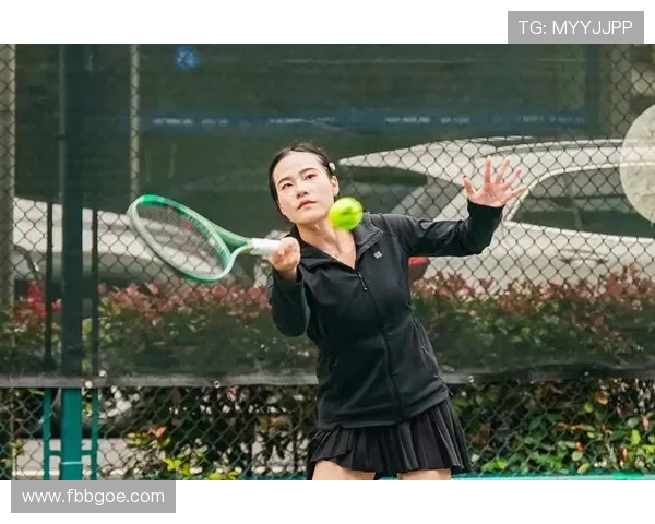 逆境中挥拍逐梦青春网球少年用坚持与热爱赢得人生赛点